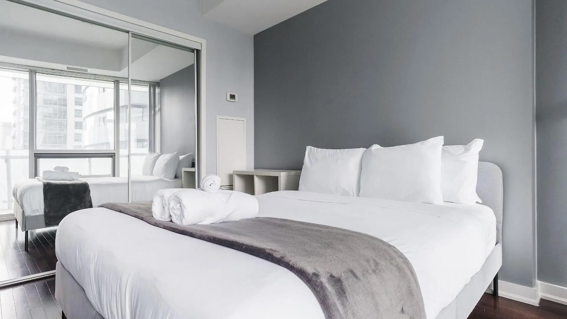 Lanterra Downtown Daire Toronto