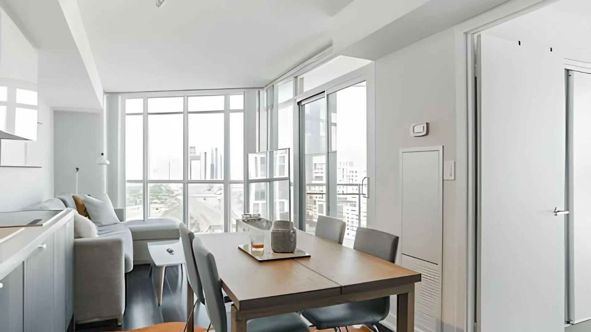 Lanterra Downtown Daire Toronto