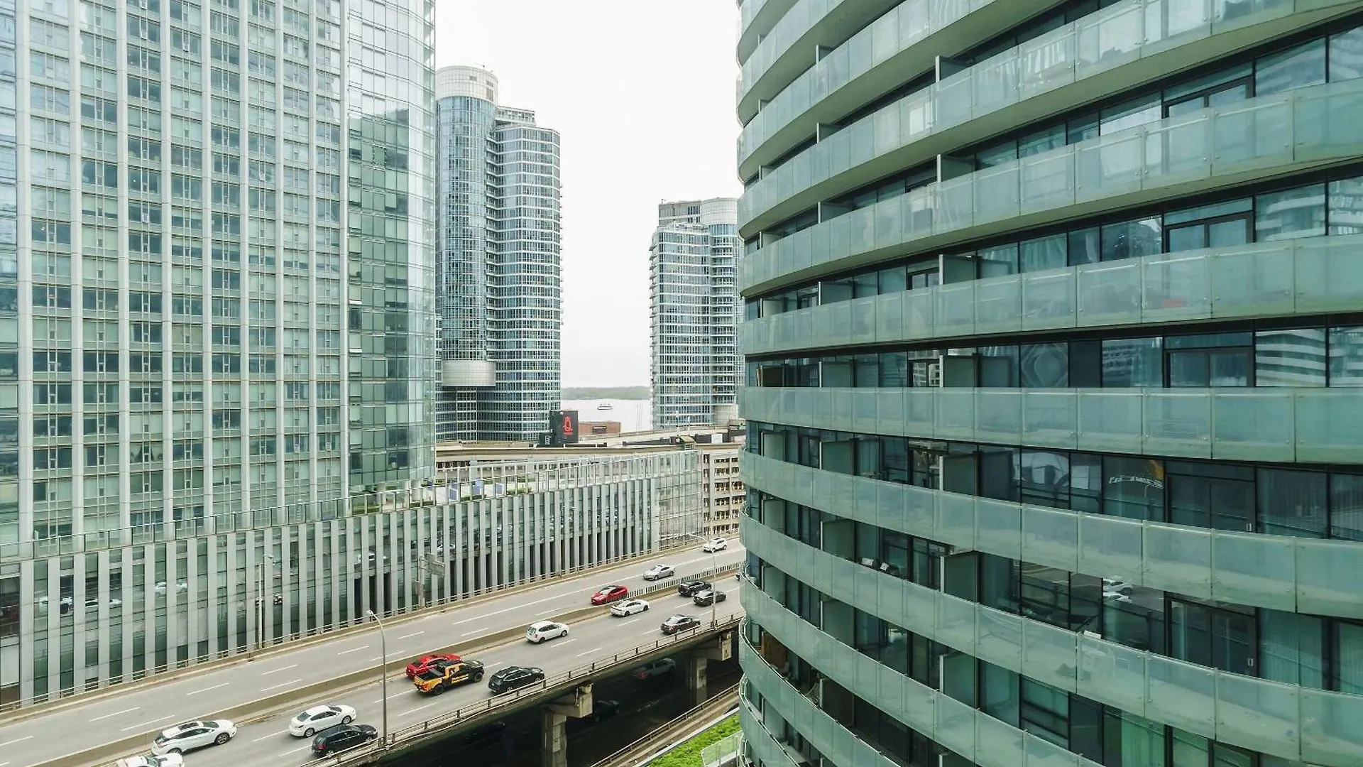 토론토 Lanterra Downtown 아파트 0*,