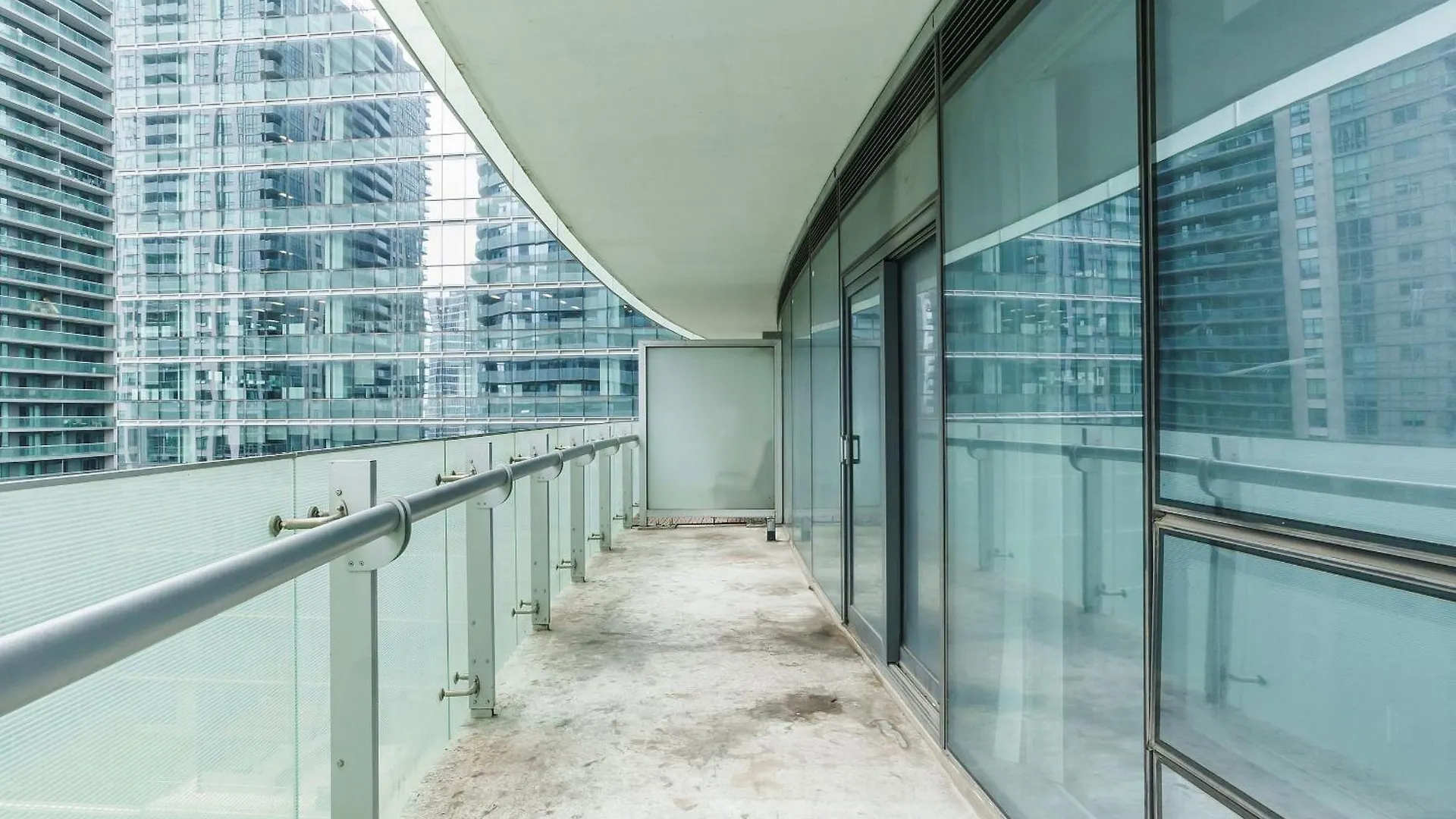 토론토 Lanterra Downtown 아파트
