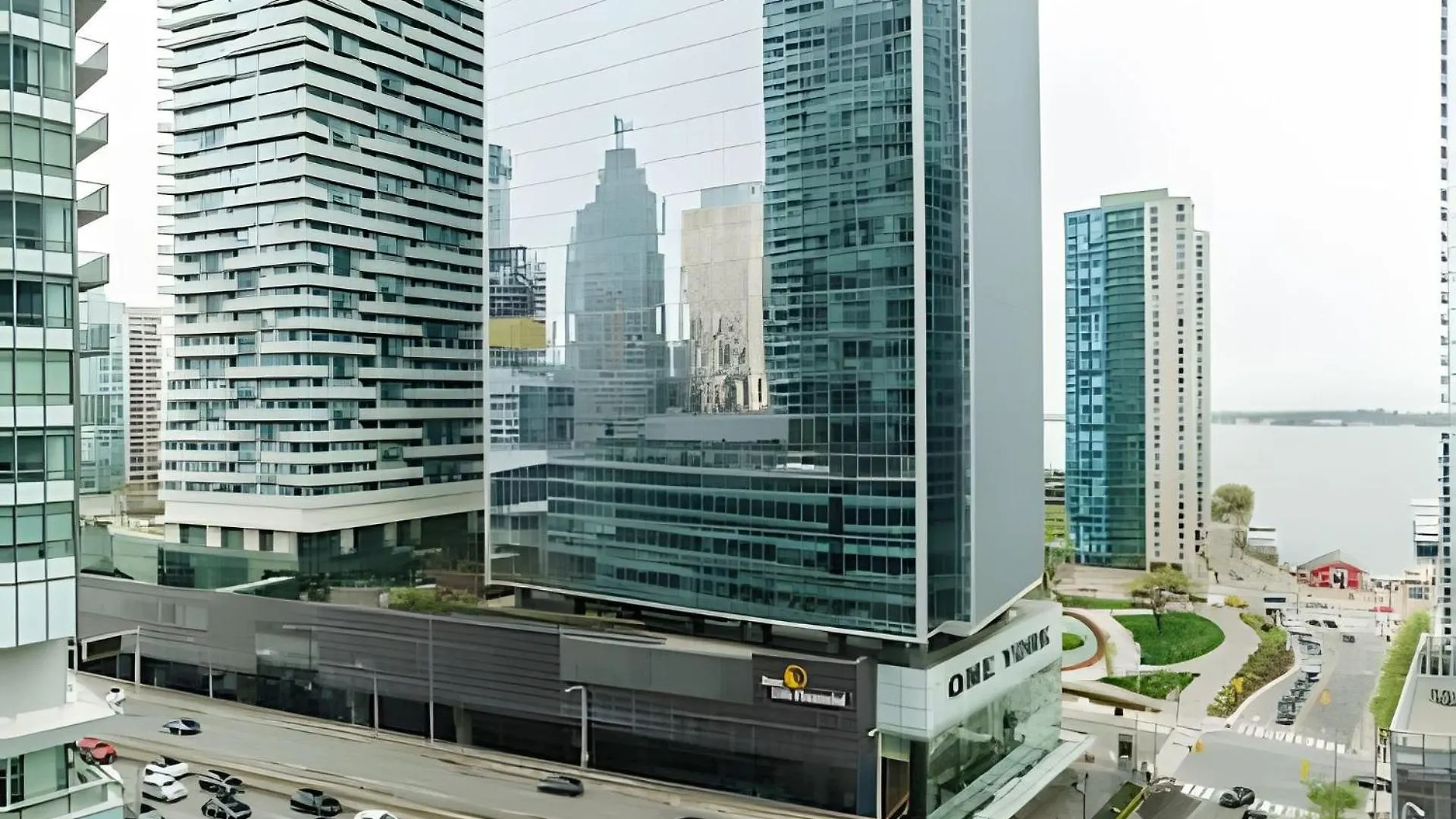 Lanterra Downtown Daire Toronto